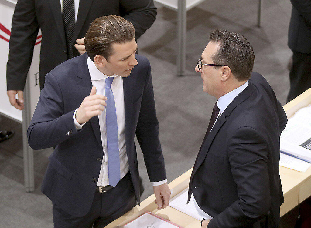 Kanzler Kurz (links) distanziert sich von antisemitischen ÖVP-Tendenzen (in einer Aufnahme mit ÖVP-Chef Strache im Parlament in Wien am 20. Dezember 2017).