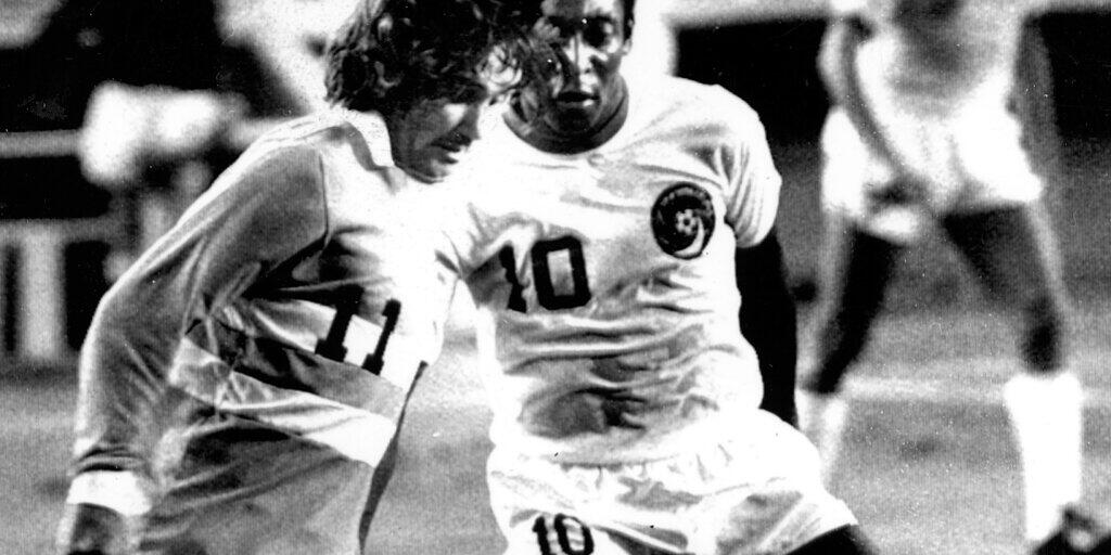 Zwei der Grössten unter sich: George Best (li.) dribbelt bei einem Spiel in den USA 1976 gegen Pelé