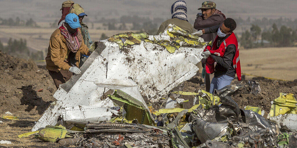 Mangelnde Transparenz und eine unzureichende Aufsicht führten gemäss einem US-Ausschuss zu den Abstürzen der Boeing 737 Max - im Bild die Absturzstelle des Ethiopian Airlines-Flugs vom März 2019. (Archivbild)