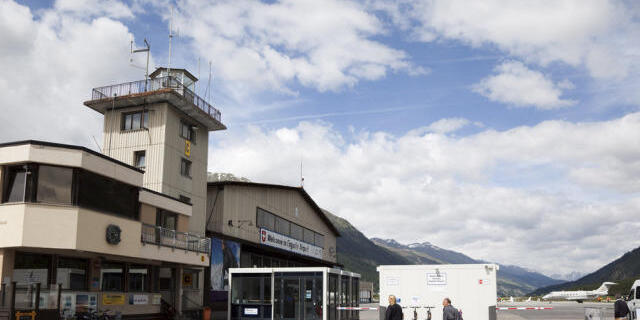 Tower, Hangar und Flugfeld des Flugplatzes Samedan (Archiv) Tower, Hangar und Flugfeld des Flugplatzes Samedan (Archiv)