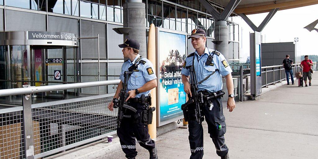 Bei der Fluggesellschaft Norwegian steigt der chinesische Staat ein - im Bild der Flughafen Oslo. (Archiv)