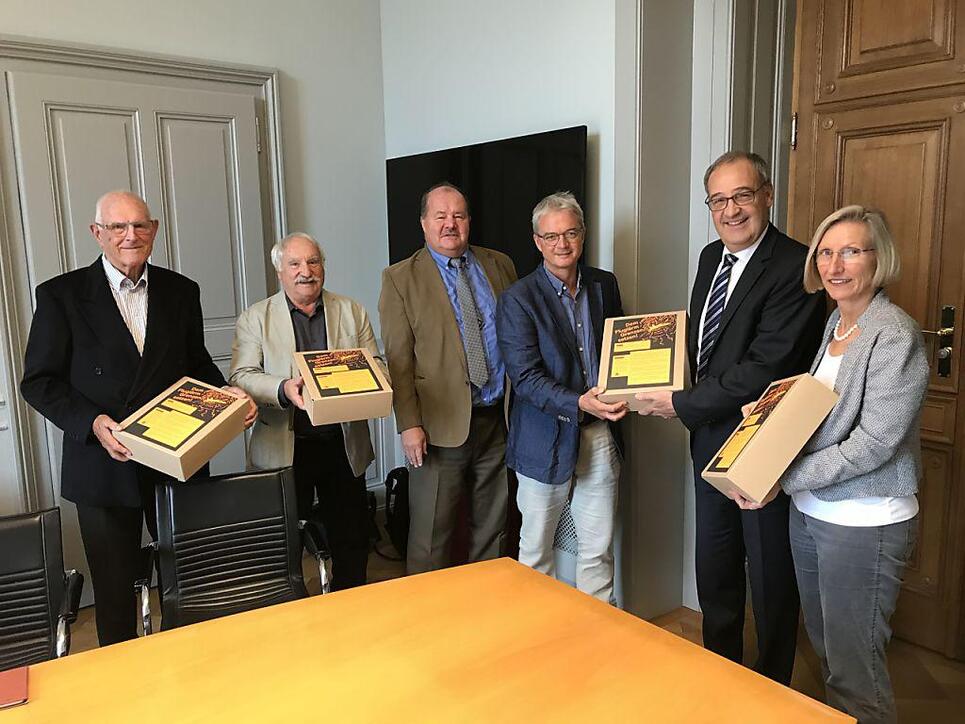 Déjà-vu in Bundesbern: Der Schutzverband der Bevölkerung um den Flugplatz Emmen überreicht Verteidigungsminister Parmelin (zweiter von rechts) eine Petition.