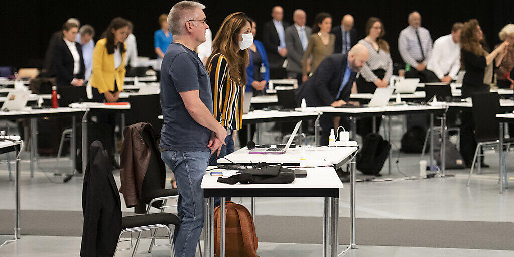 Nationalrätinnen und -räte gedenken der Opfer der Covid-19-Pandemie, am ersten Tag der ausserordentlichen Session der Eidgenössischen Räte zur Corona-Krise am Montag im Nationalrat in einer Ausstellungshalle der Bernexpo in Bern.
