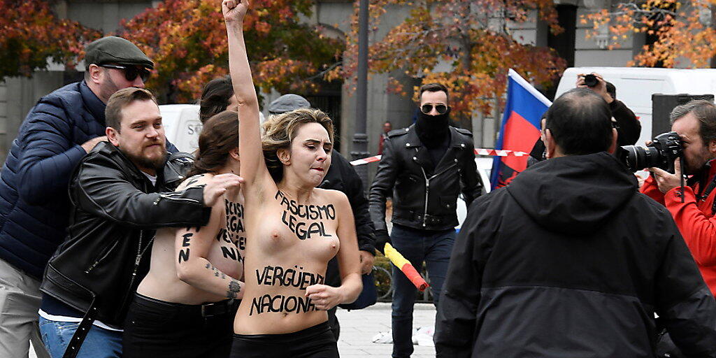Nackt gegen den Diktator: Femen-Aktivistinnen stören einen Franco-Gedenkmarsch in der spanischen Hauptstadt.