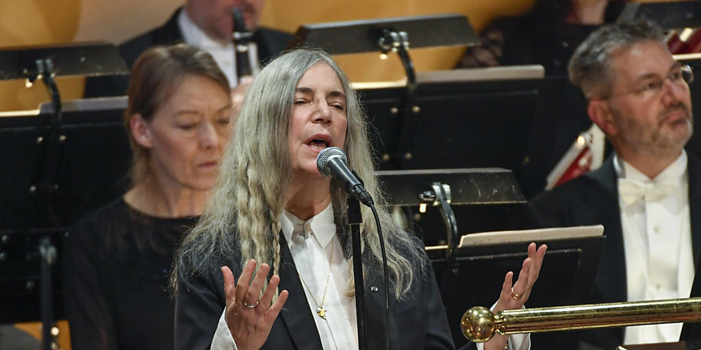 US-Sängerin Patti Smith gibt in Stockholm einen Dylan-Song zum Besten anlässlich der Auszeichnung des Sängers mit dem Nobelpreis.