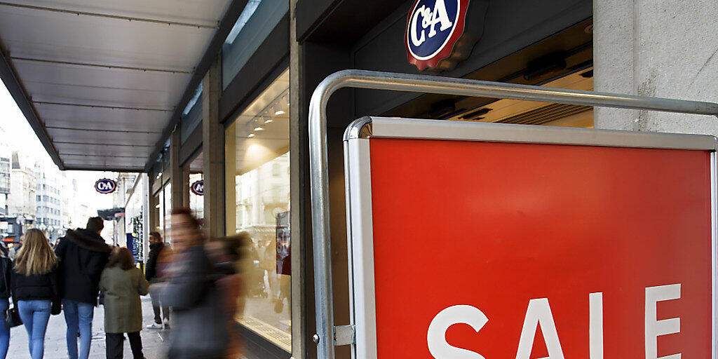 Rund die Hälfte des Ladenrückgangs im Detailhandel mit Nicht-Lebensmitteln geht auf die Bekleidungsbranche zurück. Auch grosse Ketten wie H&M und C&A gehören dazu. (Symbolbild)
