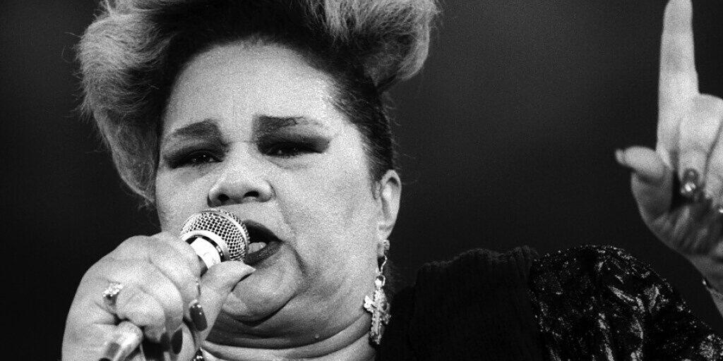 Die verstorbene US-Sängerin Etta James, 1993 am Montreux Jazz Festival: Das unvergessliche Konzert wird diesen Sommer anstelle des regulären Festivals auf YouTube gezeigt. (Archivbild) Die verstorbene US-Sängerin Etta James, 1993 am Montreux Jazz Festival: Das unvergessliche Konzert wird diesen Sommer anstelle des regulären Festivals auf YouTube gezeigt. (Archivbild)