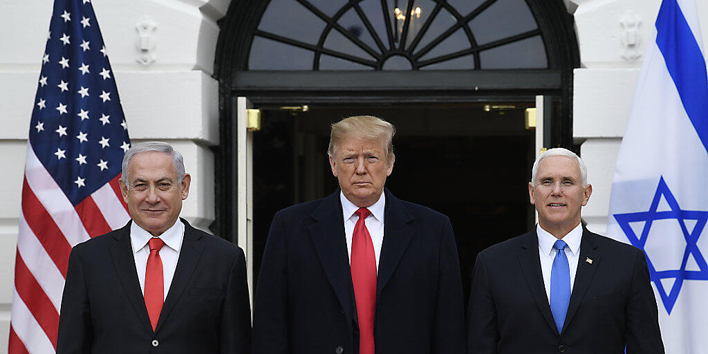 US-Präsident Donald Trump (Mitte) hat die von Israel annektierten syrischen Golanhöhen formell als Staatsgebiet Israels anerkannt. Er tat dies während des Besuchs des israelischen Ministerpräsidenten Benjamin Netanjahu (links) in Washington.