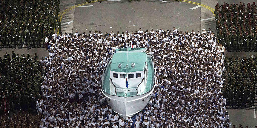 Star der Parade in Havanna: Eine Nachbildung der Jacht "Granma", mit der die ersten Revolutionäre vor 60 Jahren nach Kuba transportiert wurden, unter ihnen Fidel Castro und "Che" Guevara. Star der Parade in Havanna: Eine Nachbildung der Jacht "Granma", mit der die ersten Revolutionäre vor 60 Jahren nach Kuba transportiert wurden, unter ihnen Fidel Castro und "Che" Guevara.