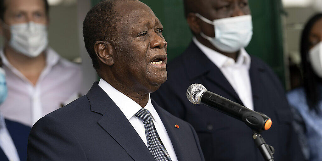 Präsident Alassane Ouattara nach seiner Stimmabgabe in einem Wahllokal in Abidjan. Foto: Leo Correa/AP/dpa Präsident Alassane Ouattara nach seiner Stimmabgabe in einem Wahllokal in Abidjan. Foto: Leo Correa/AP/dpa