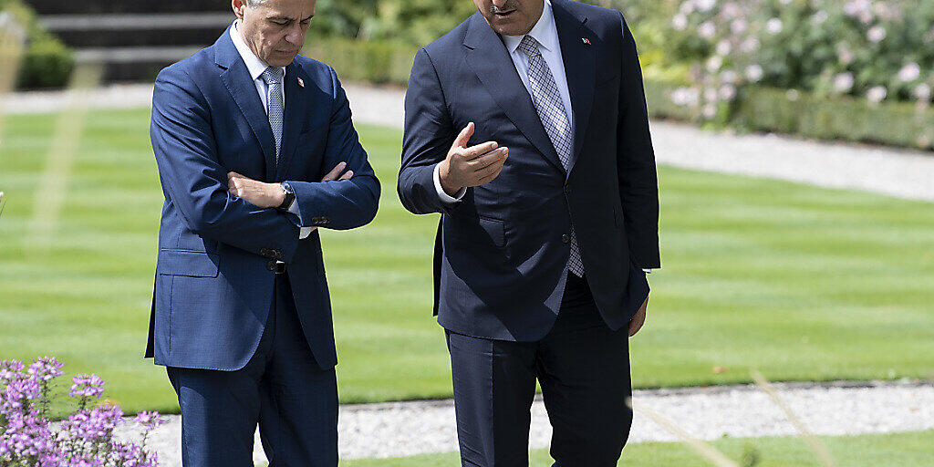 Die beiden Aussenminister Cassis und  Çavu&#351;o&#287;lu im Gespräch auf dem bundesrätlichen Landgut Lohn in Kehrsatz.