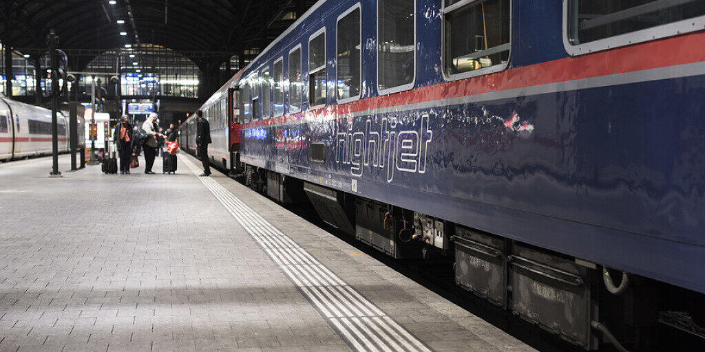 Ein Nightjet der ÖBB im SBB Bahnhof Basel - SBB und ÖBB wollen das Angebot im Nachtzugverkehr von sechs auf zehn Linien ausbauen. (Archivbild)