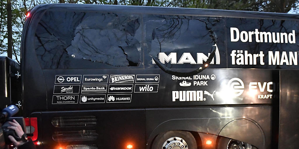Trotz Panzerglas: Einige Scheiben des Dortmunder Teambusses hielten der Wucht der Explosion nicht stand