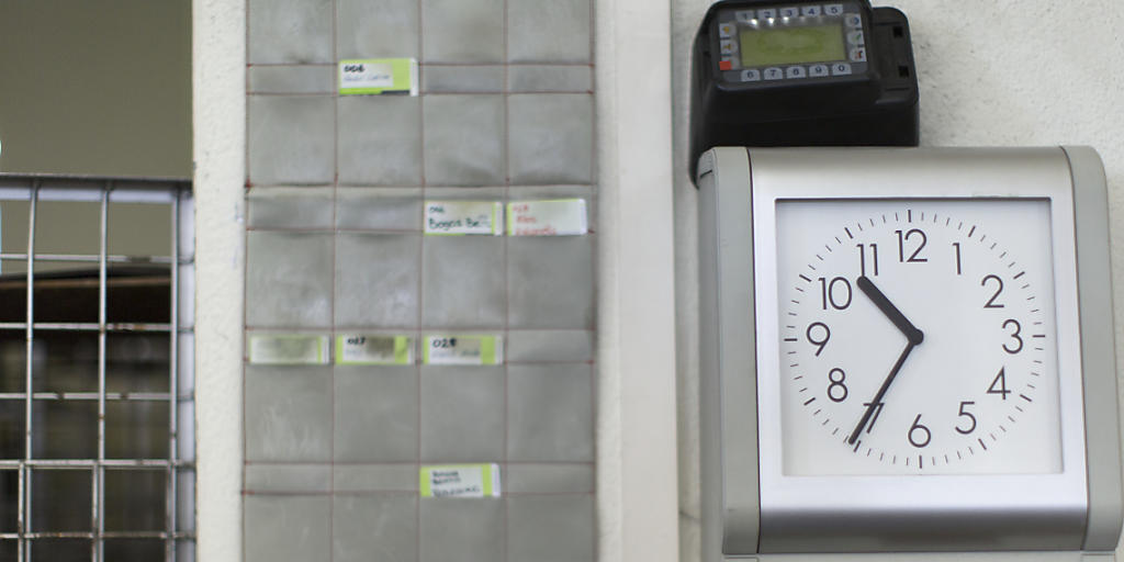 41 Stunden und 10 Minuten - soviel arbeiten Vollzeitbeschäftigte in der Schweiz pro Woche: Elektronische Stempeluhr eines KMU im Aargau. (Themenbild)