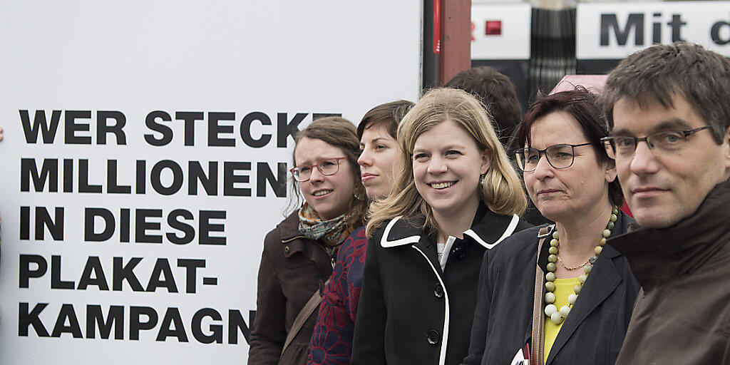 Wer wie viel Geld in Abstimmungskampagnen steckt, ist nicht bekannt. Die Schweiz erhält wegen der mangelnden Transparenz immer wieder schlechte Noten. (Archiv)