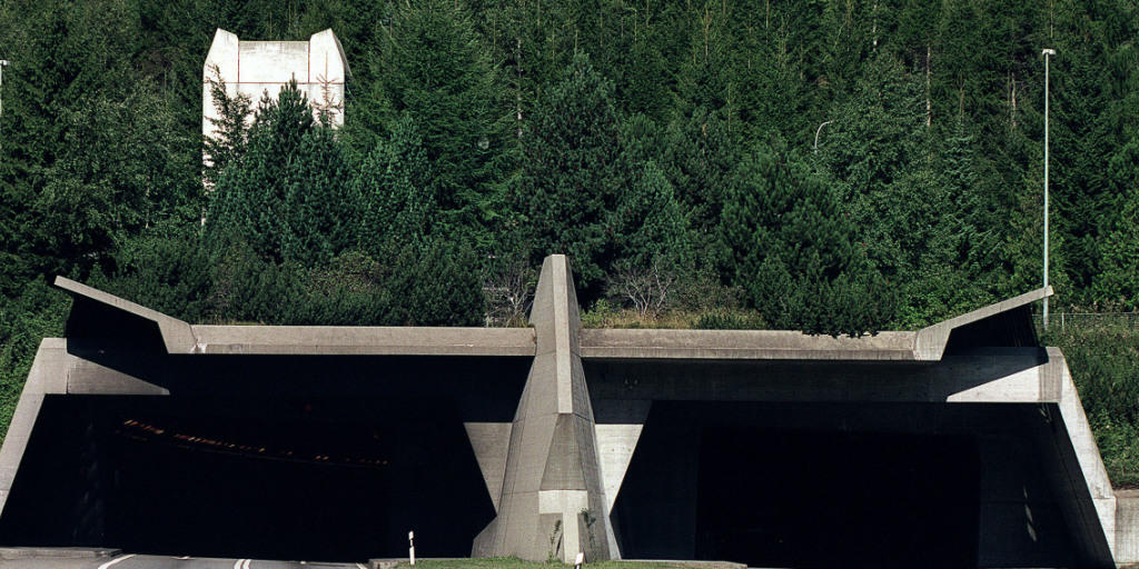 Das Südportal des Gotthard-Strassentunnels. Die Gemeinde Airolo möchte den Tunnel mit dem Ausbruchmaterial für die zweite Tunnelröhre verlängern oder überdachen. (Archivbild) Das Südportal des Gotthard-Strassentunnels. Die Gemeinde Airolo möchte den Tunnel mit dem Ausbruchmaterial für die zweite Tunnelröhre verlängern oder überdachen. (Archivbild)