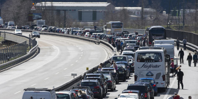 Der Osterverkehr staut sich einmal mehr auf der A2 Richtung Süden Der Osterverkehr staut sich einmal mehr auf der A2 Richtung Süden
