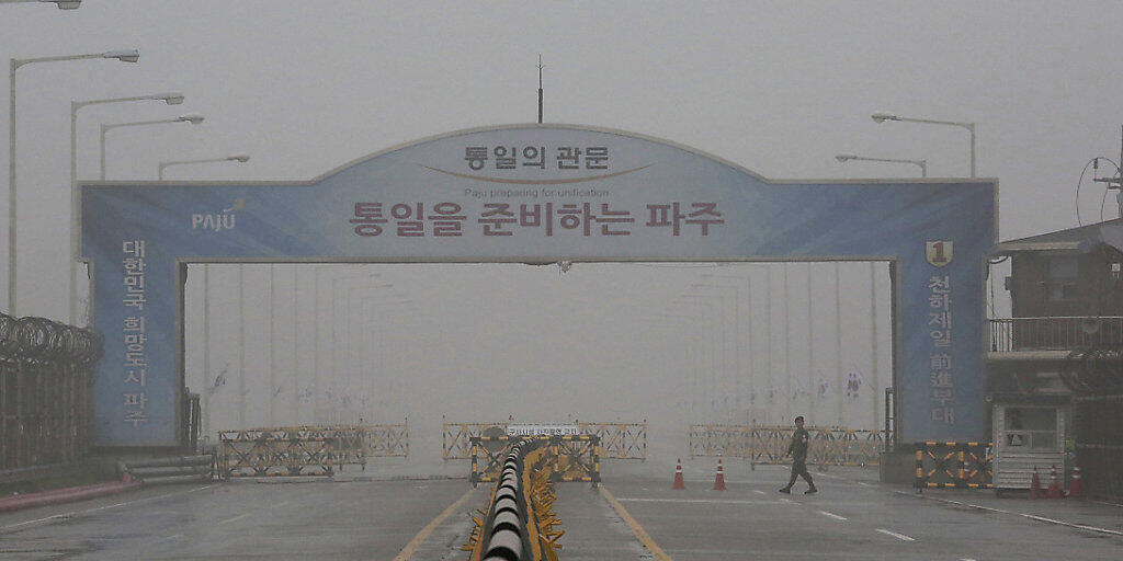 An der schwer bewaffneten Grenze zwischen Nord- und Südkorea hat sich in der Nacht auf Samstag ein nordkoreanischer Soldat in den Süden abgesetzt. (Archivbild) An der schwer bewaffneten Grenze zwischen Nord- und Südkorea hat sich in der Nacht auf Samstag ein nordkoreanischer Soldat in den Süden abgesetzt. (Archivbild)