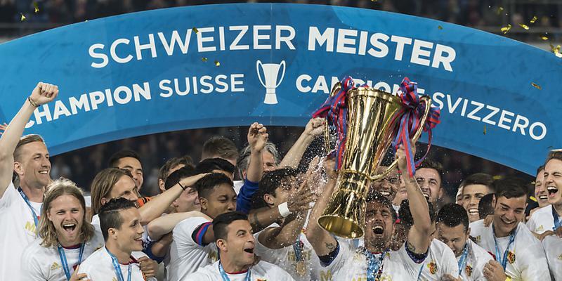 Die Basler Spieler mit dem Meisterpokal und in ausgelassener Festlaune