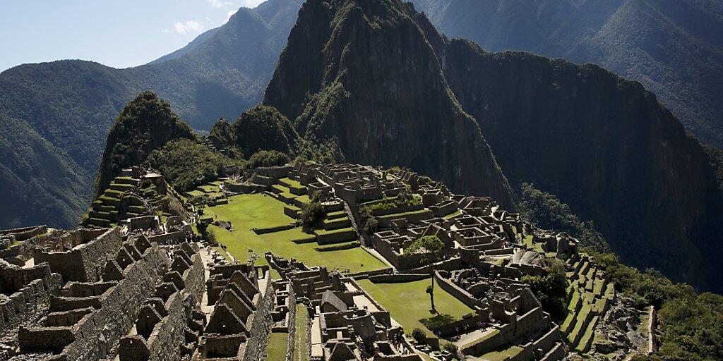 In den Anden tritt die Lungenkrankheit Covid-19 offenbar seltener auf als in tiefen Lagen. Im Bild die Inka-Hochburg Machu Pichu in Peru. (Archivbild)