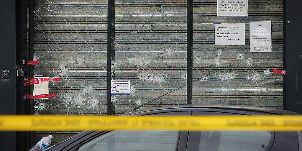 ARCHIV - Einschusslöcher am Schauplatz einer Geiselnahme im Osten von Paris im Januar 2015: Die Täter stehen derzeit in Frankreich vor Gericht. Foto: Fredrik von Erichsen/dpa