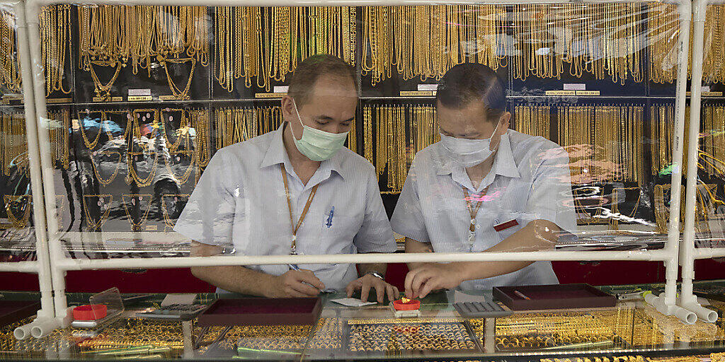 Der Goldpreis ist gestiegen: Juweliere mit Goldschmuck in Thailand vor rund einer Woche.