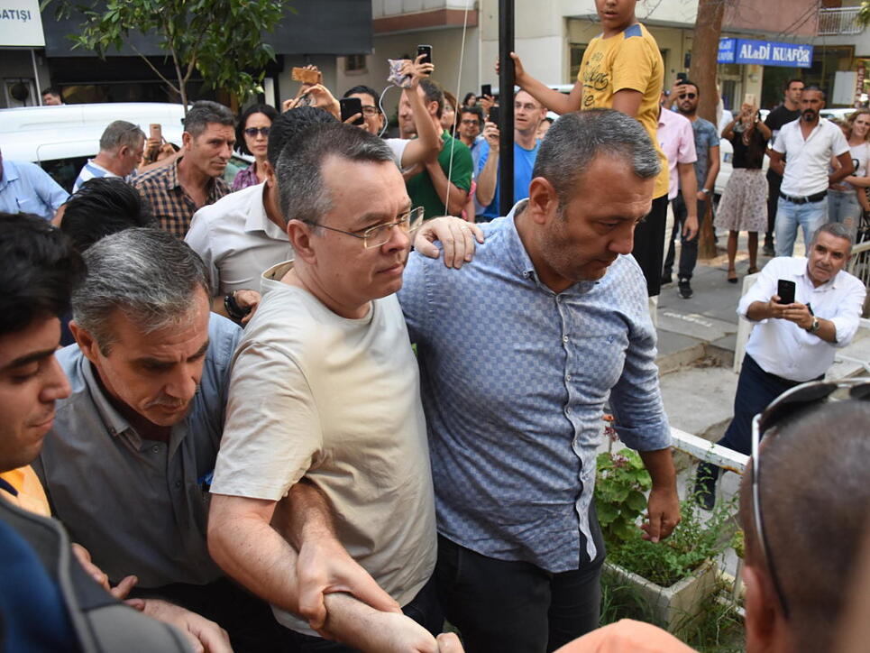 Der Streit zwischen den USA und der Türkei um den unter Hausarrest gestellten Pastor Andrew Brunson (Mitte) eskaliert: Das Weisse Haus hat Sanktionen gegen die Türkei verhängt. (Archivbild)