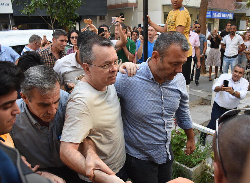 Der Streit zwischen den USA und der Türkei um den unter Hausarrest gestellten Pastor Andrew Brunson (Mitte) eskaliert: Das Weisse Haus hat Sanktionen gegen die Türkei verhängt. (Archivbild) Der Streit zwischen den USA und der Türkei um den unter Hausarrest gestellten Pastor Andrew Brunson (Mitte) eskaliert: Das Weisse Haus hat Sanktionen gegen die Türkei verhängt. (Archivbild)