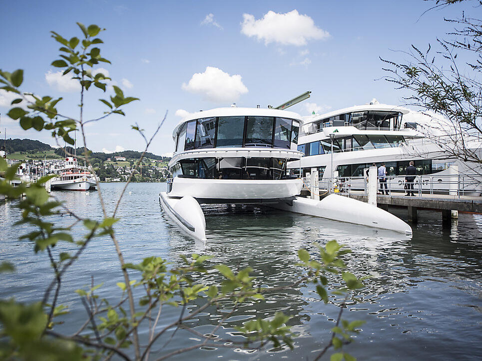 Das neuste Schiff der Schifffahrtsgesellschaft des Vierwaldstaettersees heisst MS Bürgenstock und stach am Donnerstag zum ersten Mal in See. Neben ihm steht das nach einer Havarie reparierte MS Diamant.