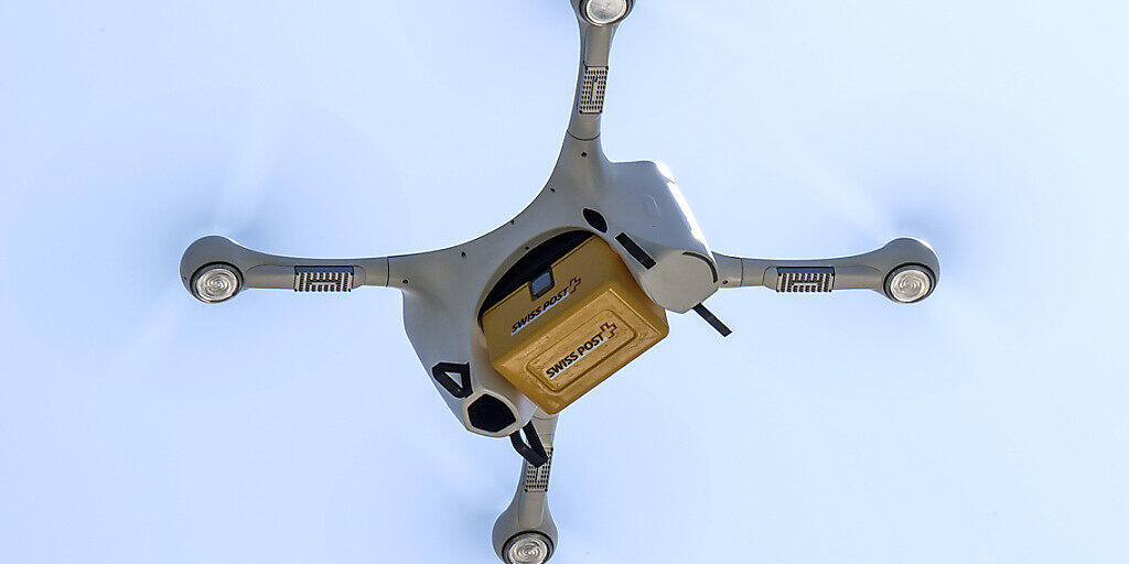 Eine Drohne vom Typ Matternet M2 kreist vor dem Inselspital in Bern. (Archivbild)
