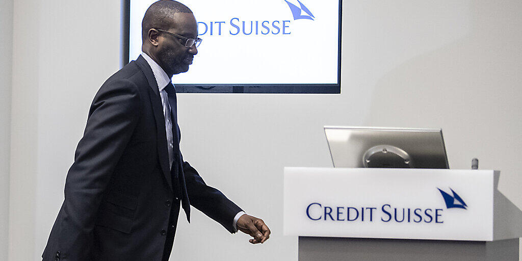 Sein letzter Auftritt bei der Credit Suisse: Tidjane Thiam, der vor einigen Tagen vom Chefposten zurückgetreten ist, schreitet an der Bilanzmedienkonferenz in Zürich zum Rednerpult, um die Jahreszahlen der Grossbank zu präsentieren. Diese sind nicht zuletzt auch wegen Sonderfaktoren gut ausgefallen.