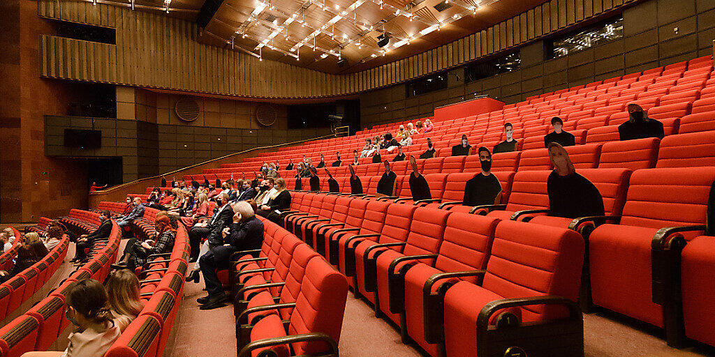 Das Andrej Bagar Theater belegt seine Sitze mit Pappfiguren, die Mund-Nasen-Schutz tragen. Foto: Henrich Miöovië/TASR/dpa Das Andrej Bagar Theater belegt seine Sitze mit Pappfiguren, die Mund-Nasen-Schutz tragen. Foto: Henrich Miöovië/TASR/dpa