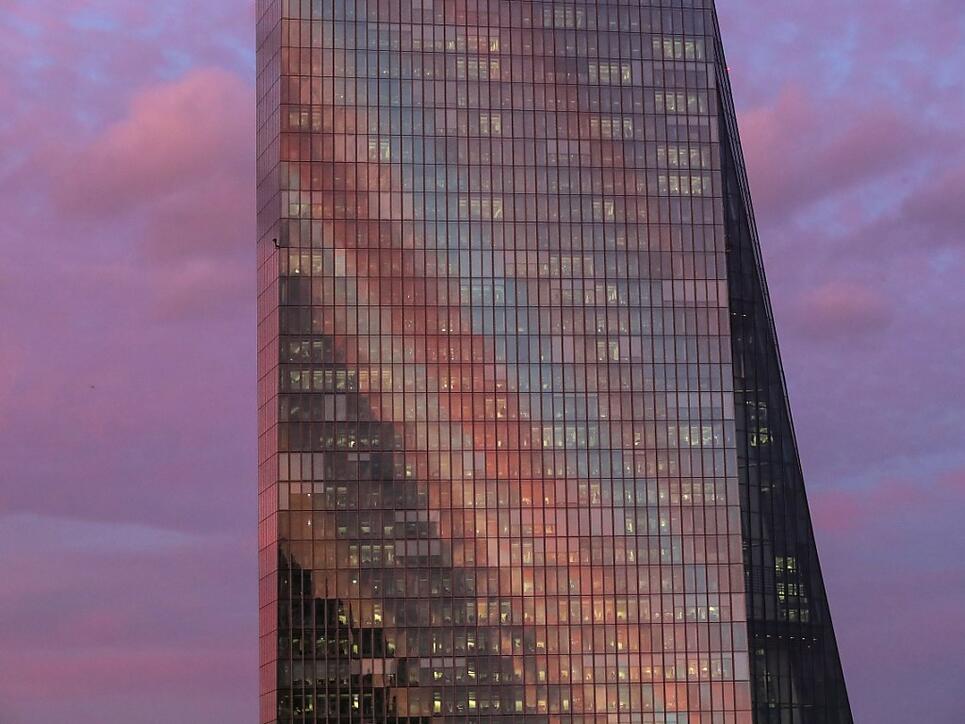 Der Sonnenuntergang spiegelt sich zwar an der EZB-Fassade in Frankfurt, der Zinsschritt aber noch lange nicht. (Archiv)