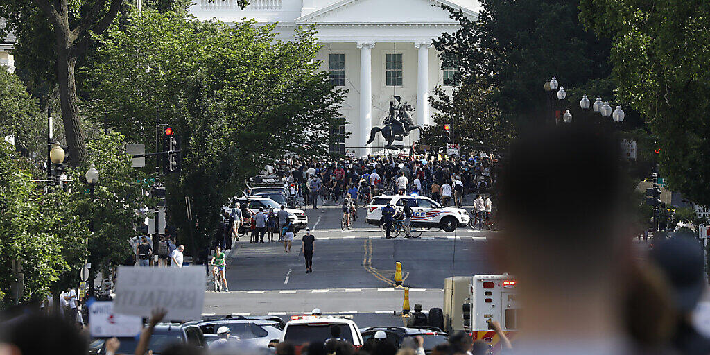 Auch nach Inkrafttreten einer Ausgangssperre haben Demonstranten vor dem Weissen Haus in Washington protestiert - dort wurden unterdessen die Sicherheitsvorkehrungen aufgestockt. Auch nach Inkrafttreten einer Ausgangssperre haben Demonstranten vor dem Weissen Haus in Washington protestiert - dort wurden unterdessen die Sicherheitsvorkehrungen aufgestockt.