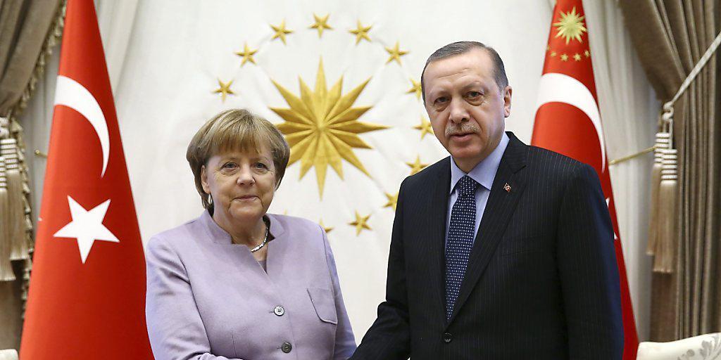 Spannungen zwischen Deutschland und der Türkei: Ankara bestellt den deutschen Botschafter in der Türkei ein. (Archivbild von Merkel und Erdogan)