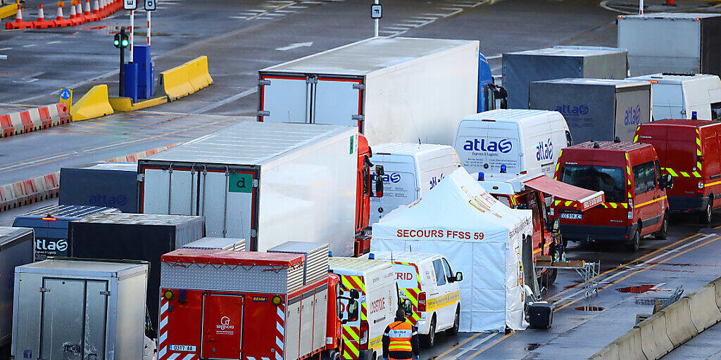 LKWs und PKWs reihen sich am 24.12. für die Fahrt durch den Eurotunnel von Dover nach Calais ein. Foto: Aaron Chown/PA Wire/dpa
