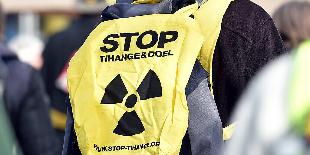 ARCHIV - Ein Teilnehmer eines Protestmarsches demonstriert gegen Atomkraft und Atomwaffen. Das 50. Land hat den UN-Vertrag über das Verbot von Atomwaffen ratifiziert. Foto: Caroline Seidel/dpa ARCHIV - Ein Teilnehmer eines Protestmarsches demonstriert gegen Atomkraft und Atomwaffen. Das 50. Land hat den UN-Vertrag über das Verbot von Atomwaffen ratifiziert. Foto: Caroline Seidel/dpa
