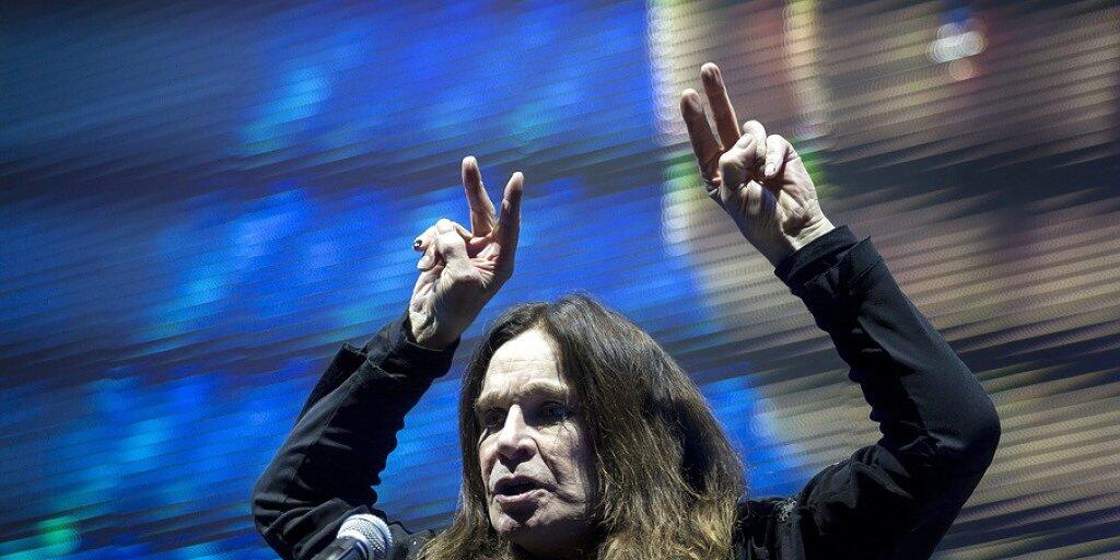 Ozzy Osbourne ist nach eigenen Angaben am Boden zerstört: Wegen einer Erkrankung muss der Rocker seine Europa-Tournee, und somit auch das Konzert in Zürich, absagen. (Archivbild)