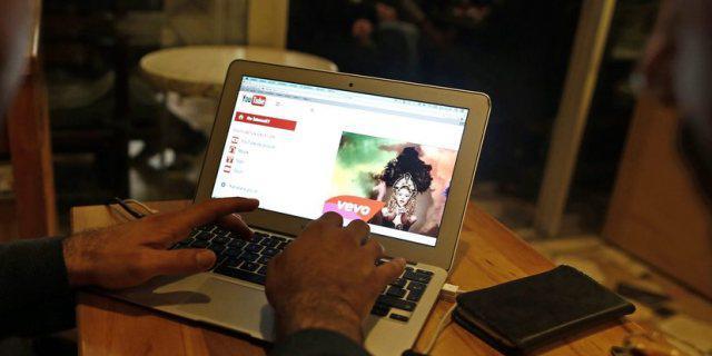 Besuch auf der youtube-Website in einem Istanbuler Café