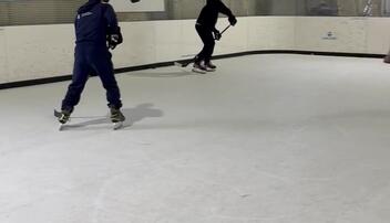 Eishockeyspieler testen das synthetische Eis