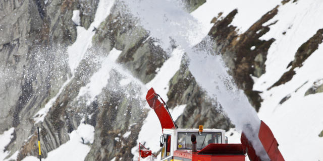 Auf der Gotthard-Passhöhe wird der Schnee geräumt (Archivbild)