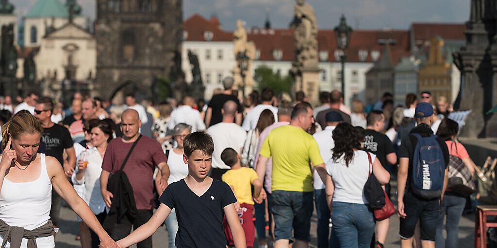Menschen spazieren während des Festivals des Straßentheaters Teatrotoc an der Prager Karlsbrücke. Foto: Tomas Tkacik/SOPA Images via ZUMA Wire/dpa