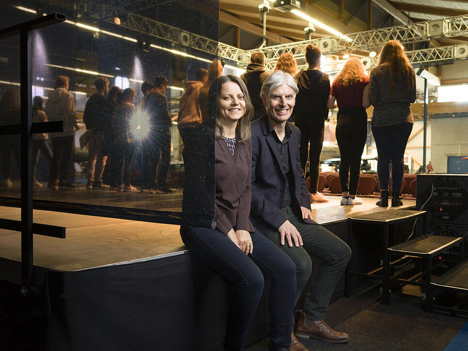 Gerda Wurzenberger (l) und Richard Reich (r) betreiben das Junge Literaturlabor (JULL) in Zürich und leiten das Projekt Schulhausroman. Seit 2018 schreiben Schulklassen in der ganzen Schweiz solche Romane und präsentieren sie der Öffentlichkeit wie hier in Dübendorf.
