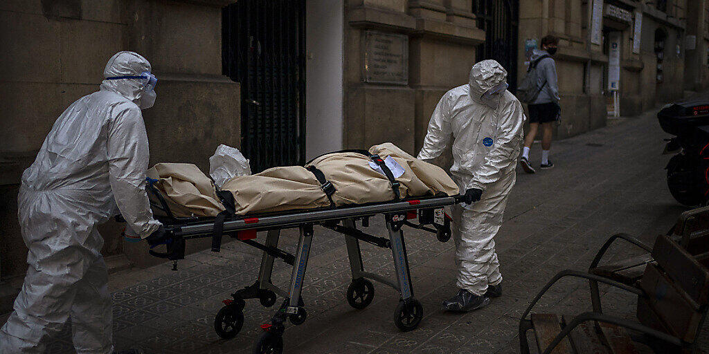 dpatopbilder - Leichenbestatter transportieren den Leichnam eines älteren Menschen, der in einem Pflegeheim an Covid-19 gestorben ist. Foto: Emilio Morenatti/AP/dpa dpatopbilder - Leichenbestatter transportieren den Leichnam eines älteren Menschen, der in einem Pflegeheim an Covid-19 gestorben ist. Foto: Emilio Morenatti/AP/dpa