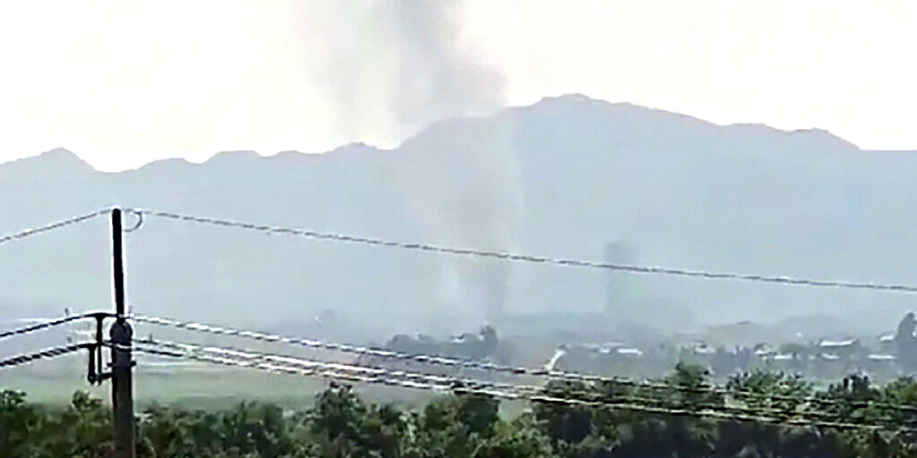 Blick aus der südkoreanischen Stadt Paju auf die nordkoreanischen Grenzstadt Kaesong aus der Rauch aufsteigt. Foto: Uncredited/Yonhap/AP/dpa