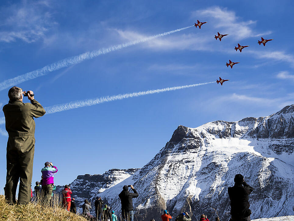Das traditionelle Fliegerschiessen auf der Axalp hat am Mittwoch zahlreiche Zuschauer angelockt. Die aussichtsreichsten Plätze auf die Flugdemonstrationen mussten in ein- bis zweistündigem Fussmarsch erwandert werden.