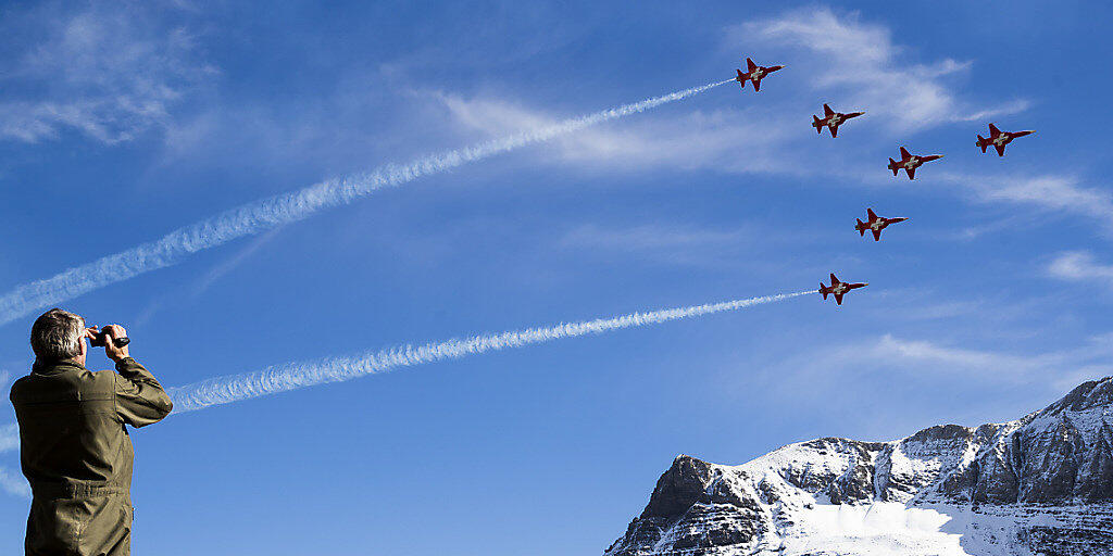 Das traditionelle Fliegerschiessen auf der Axalp hat am Mittwoch zahlreiche Zuschauer angelockt. Die aussichtsreichsten Plätze auf die Flugdemonstrationen mussten in ein- bis zweistündigem Fussmarsch erwandert werden.