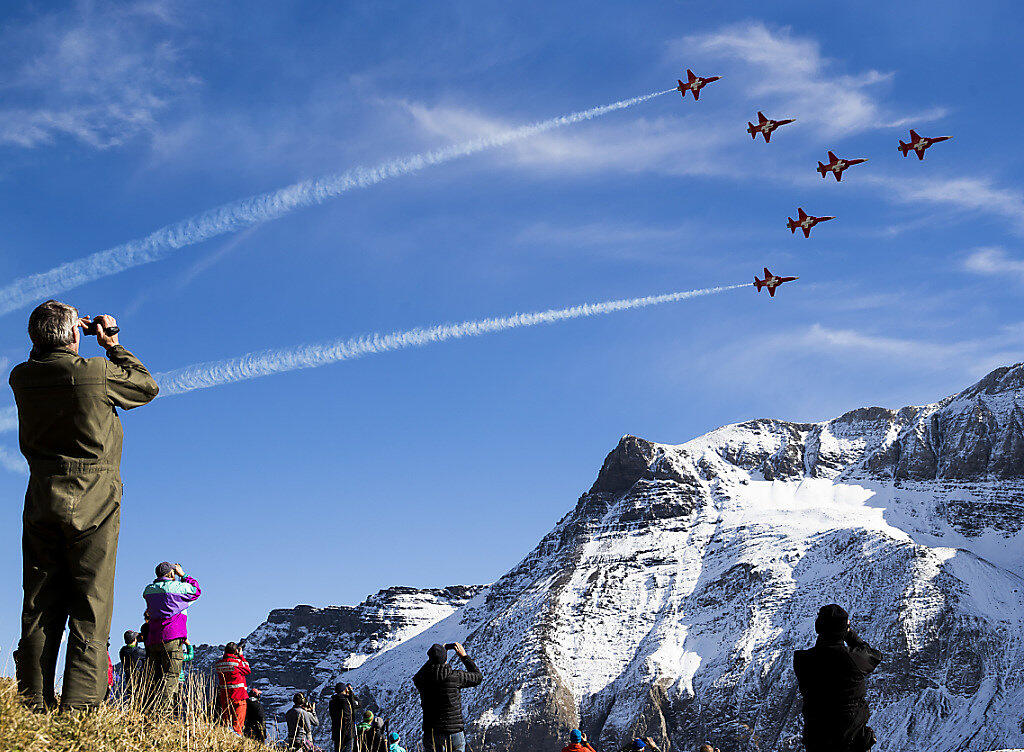 Das traditionelle Fliegerschiessen auf der Axalp hat am Mittwoch zahlreiche Zuschauer angelockt. Die aussichtsreichsten Plätze auf die Flugdemonstrationen mussten in ein- bis zweistündigem Fussmarsch erwandert werden. Das traditionelle Fliegerschiessen auf der Axalp hat am Mittwoch zahlreiche Zuschauer angelockt. Die aussichtsreichsten Plätze auf die Flugdemonstrationen mussten in ein- bis zweistündigem Fussmarsch erwandert werden.