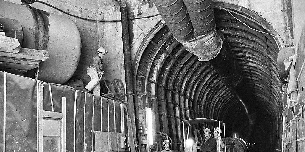 Aufnahme aus dem Jahr 1980 im Furka-Basistunnel, der nun für 190 Millionen Franken saniert wird.