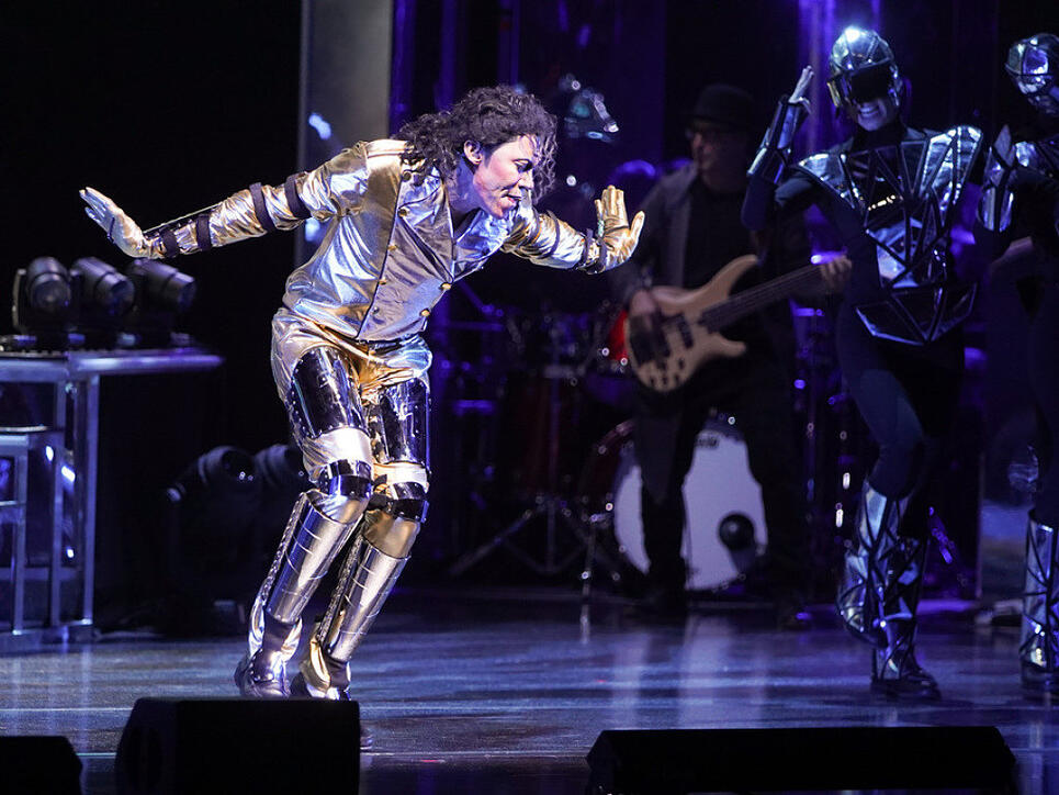 Musicaldarsteller Dantanio Goodman mimt auf der Bühne den erwachsenen Michael Jackson. (Archivbild)